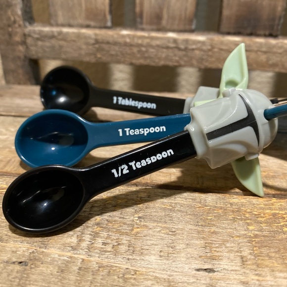 Disney’s Star Wars The Mandalorian & Baby Yoda Plastic Measuring Spoons Set of 4 - Picture 10 of 16